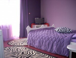 Хотелска стая в лилаво